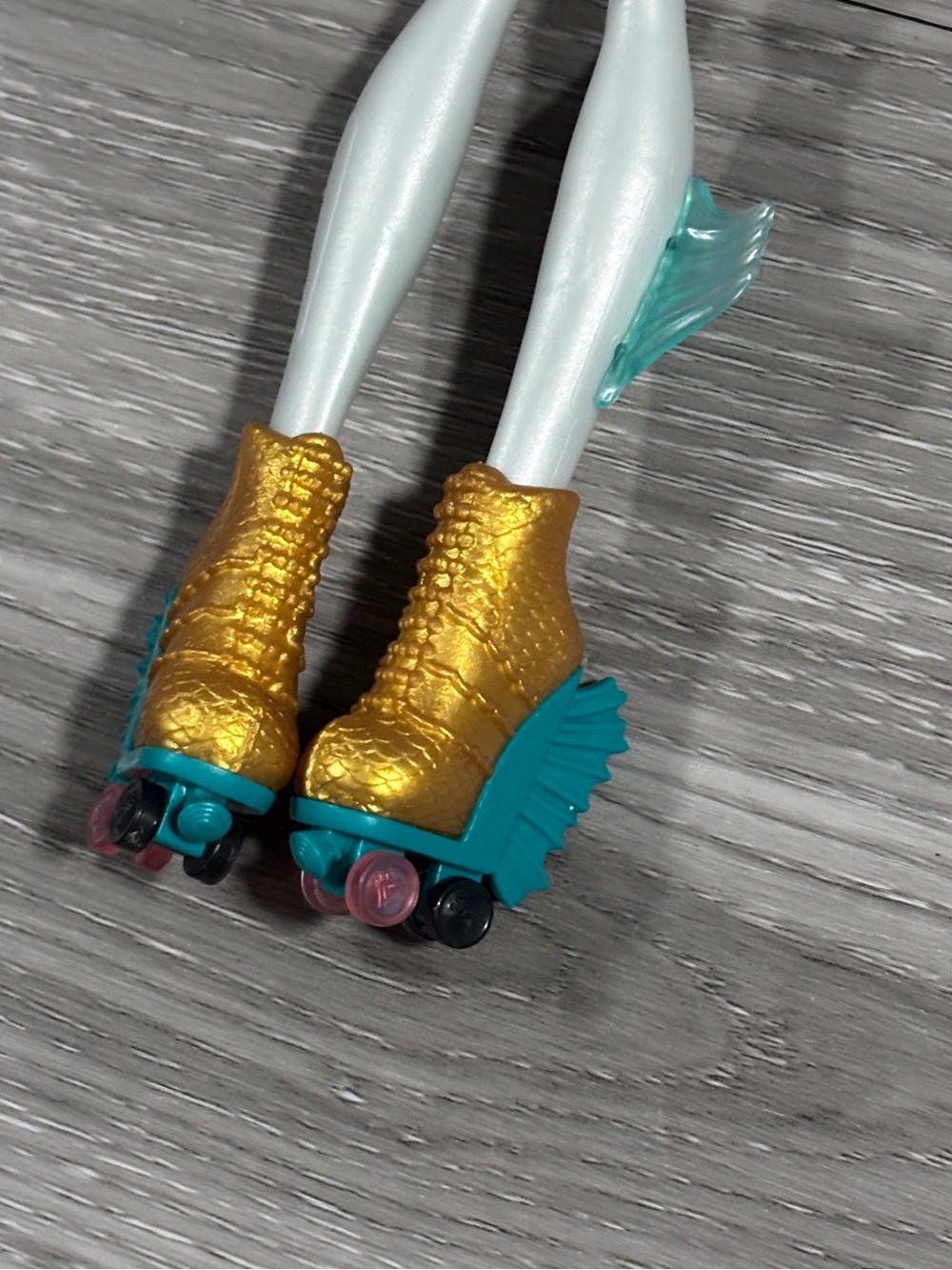 Lagoona Blue Wheel Love Monster High G1 Doll Rollerskates - Picture 2 of 5